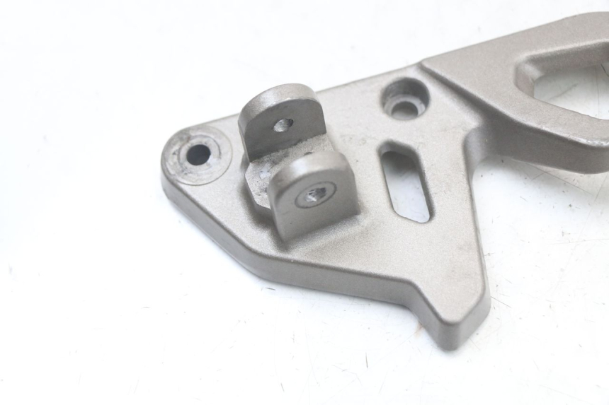 photo de PLATINE CALE PIED AVANT GAUCHE MASAI SCRAMBLER SPORT 125 (2021 - 2025)