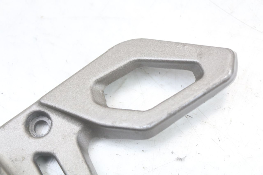 photo de PLATINE CALE PIED AVANT GAUCHE MASAI SCRAMBLER SPORT 125 (2021 - 2025)