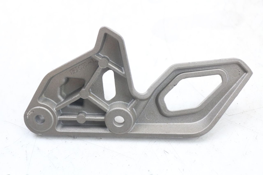 photo de PLATINE CALE PIED AVANT GAUCHE MASAI SCRAMBLER SPORT 125 (2021 - 2025)