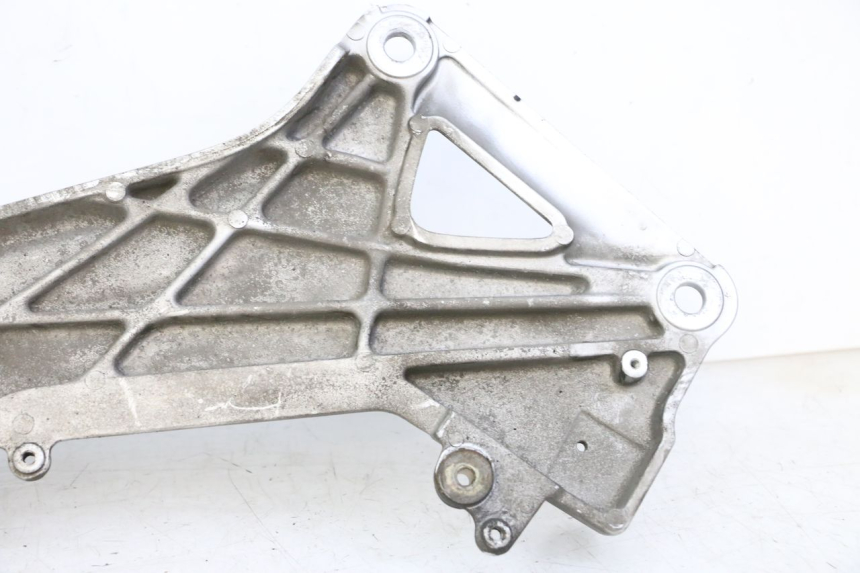 photo de PLATINE CALE PIED AVANT GAUCHE HONDA ST PAN EUROPEAN 1300 (2002 - 2013)