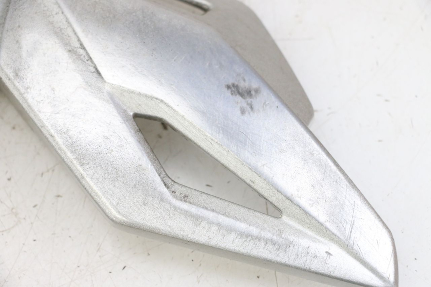 photo de PLATINE CALE PIED AVANT GAUCHE SUZUKI GSR 750 (2011 - 2017)