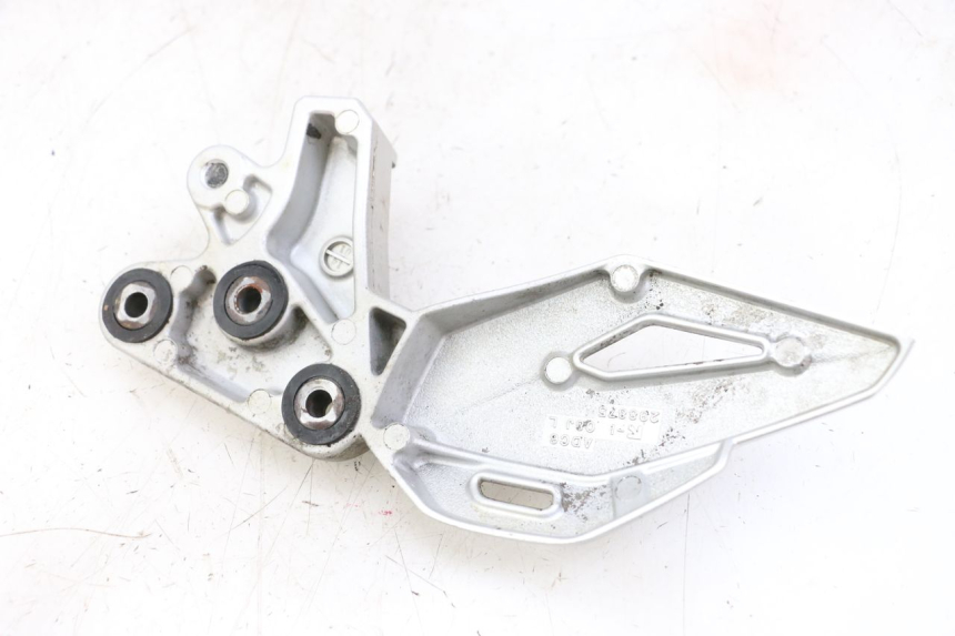 photo de PLATINE CALE PIED AVANT GAUCHE SUZUKI GSR 750 (2011 - 2017)