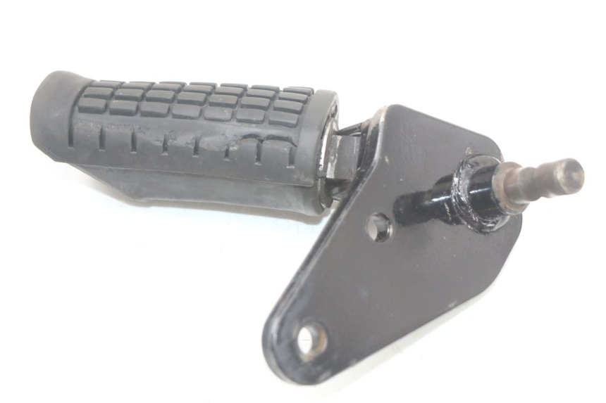 photo de PLATINE CALE PIED AVANT GAUCHE SUZUKI GZ MARAUDER 125 (1998 - 2004)