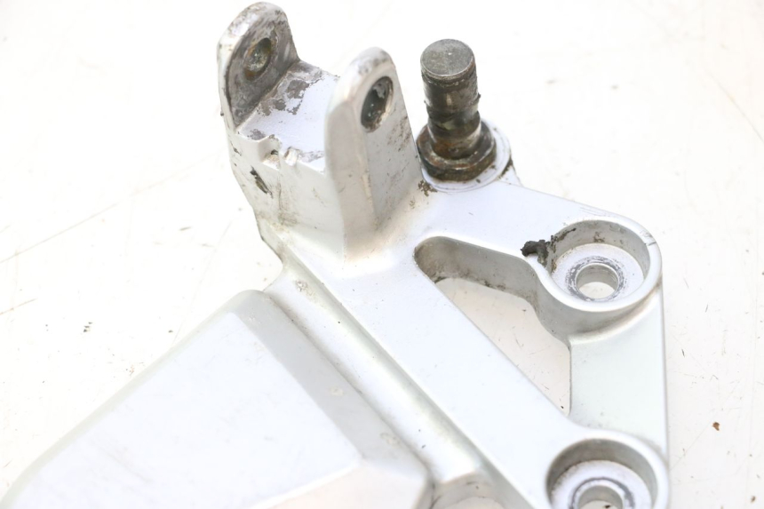 photo de PLATINE CALE PIED AVANT GAUCHE SUZUKI SV S 650 (2003 - 2009) - Points de fixation
