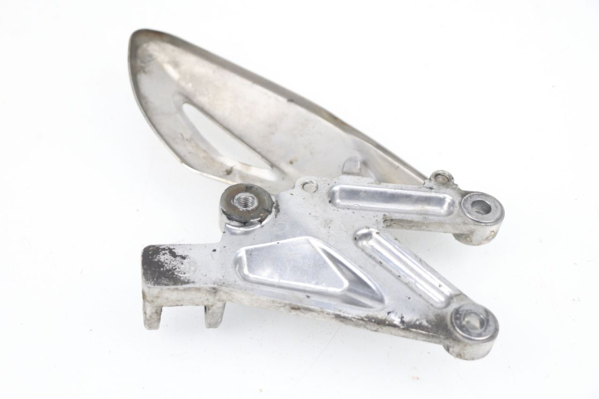 photo de PLATINE CALE PIED AVANT GAUCHE TRIUMPH STREET TRIPLE 675 (2007 - 2012) - Détail de la pièce