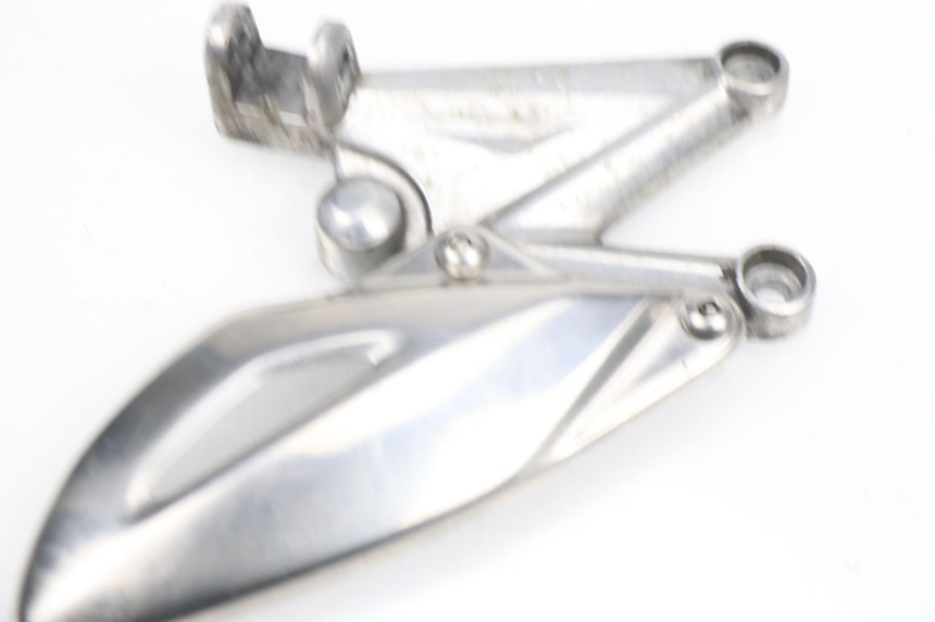 photo de PLATINE CALE PIED AVANT GAUCHE TRIUMPH STREET TRIPLE 675 (2007 - 2012) - Vue d’ensemble