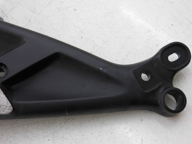 photo de PLATINE CALE PIED AVANT GAUCHE TRIUMPH TROPHY 1200 (1996 - 2003)