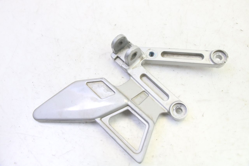 photo de PLATINE CALE PIED AVANT GAUCHE YAMAHA TZR 50 (2008 - 2016) - Détail de la pièce