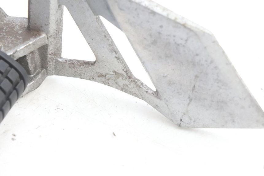 photo de PLATINE CALE PIED AVANT GAUCHE DAELIM VJ ROADWIN 125 (2004 - 2007) - Autre angle de vue