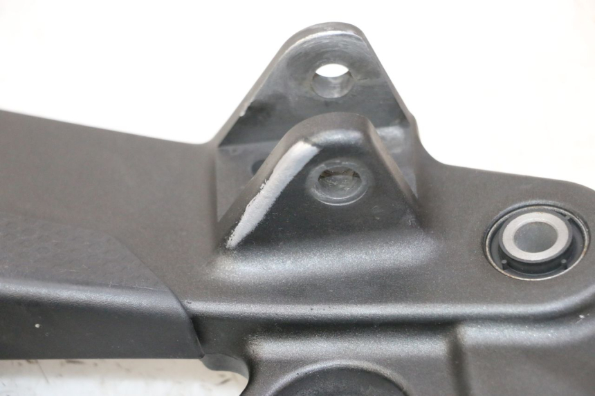 photo de PLATINE CALE PIED AVANT GAUCHE YAMAHA XJ6 ABS 600 (2008 - 2016)
