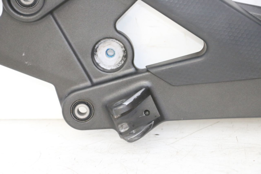 photo de PLATINE CALE PIED AVANT GAUCHE YAMAHA XJ6 ABS 600 (2008 - 2016)