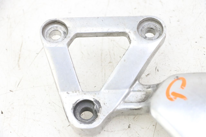 photo de PLATINE CALE PIED AVANT GAUCHE YAMAHA FZS FAZER 600 (2001 - 2003)