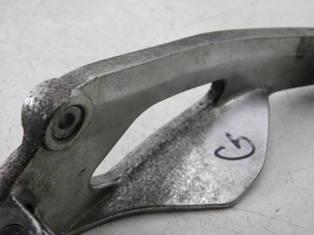 photo de PLATINE CALE PIED AVANT GAUCHE YAMAHA TDM 900 (2004 - 2006) - Autre angle de vue