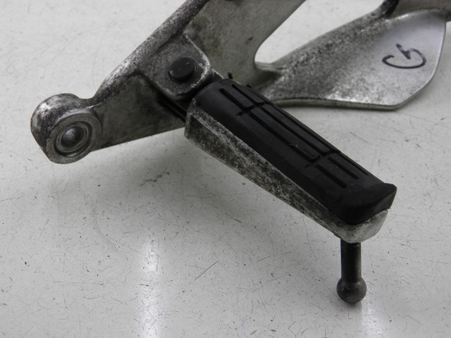 photo de PLATINE CALE PIED AVANT GAUCHE YAMAHA TDM 900 (2004 - 2006) - Vue d’ensemble