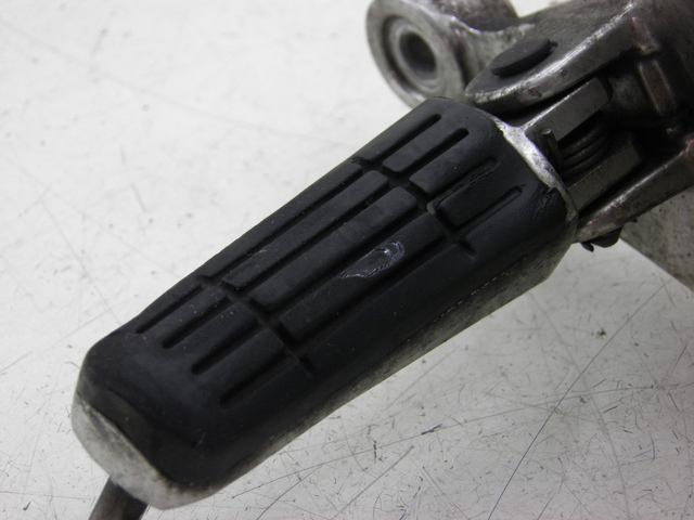 photo de PLATINE CALE PIED AVANT GAUCHE YAMAHA TDM 900 (2004 - 2006) - Pièce contrôlée