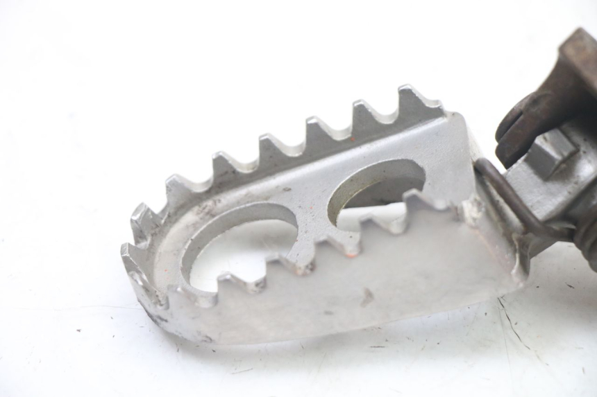 photo de PLATINE CALE PIED AVANT GAUCHE YAMAHA YZ 125 (2006 - 2016)