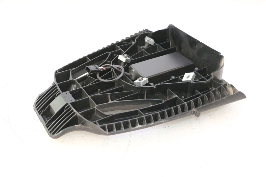 photo de PLATINE TOP CASE PIAGGIO MP3 HPE 530 (2022 - 2026) - Zoom état d’usage