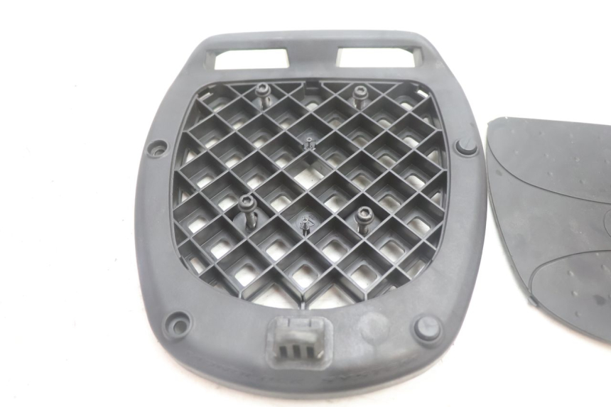 photo de PLATINE TOP CASE PEUGEOT SATELIS 125 (2013 - 2018) - Détail de la pièce