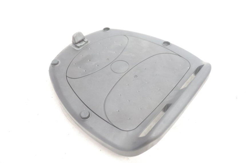 photo de PLATINE TOP CASE PEUGEOT SATELIS 125 (2013 - 2018) - Gros plan technique
