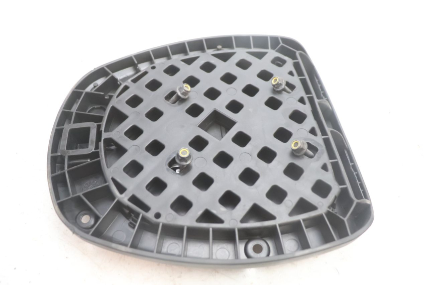 photo de PLATINE TOP CASE PEUGEOT SATELIS 125 (2013 - 2018) - État de surface