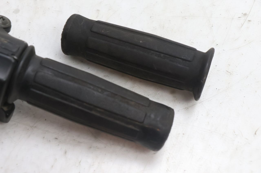 photo de POIGNEE ACCELERATEUR PEUGEOT 103 SPX CLIP 50 (1989 - 1992) - Détail de la pièce