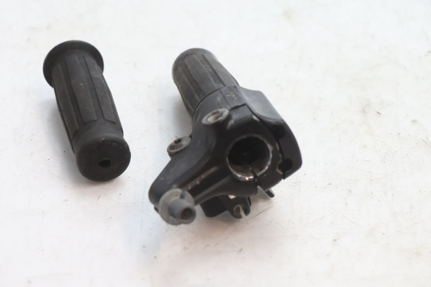 photo de POIGNEE ACCELERATEUR PEUGEOT 103 SPX CLIP 50 (1989 - 1992) - Autre angle de vue