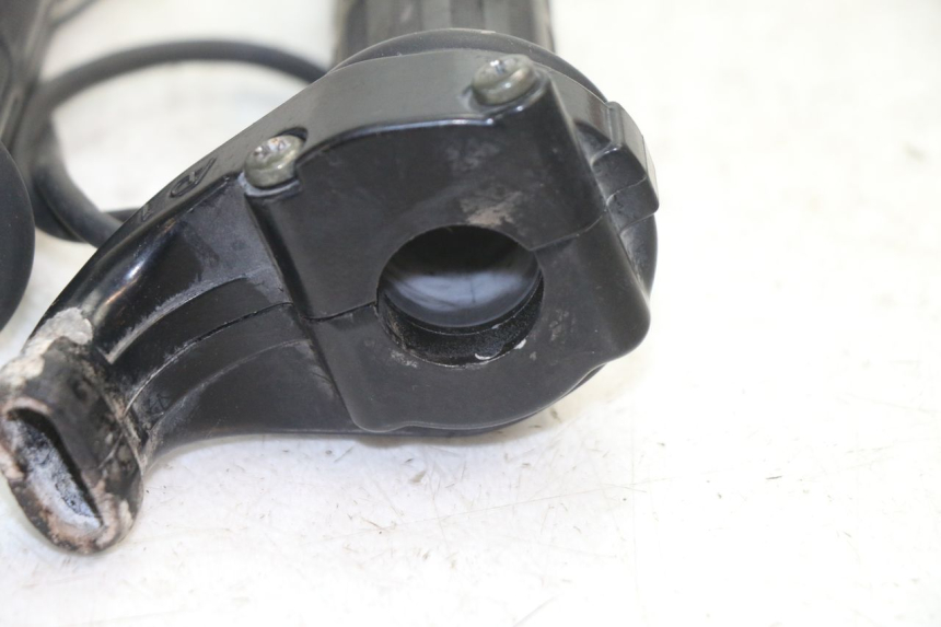 photo de POIGNEE ACCELERATEUR YAMAHA FJR 1300 (2001 - 2005) - Gros plan technique