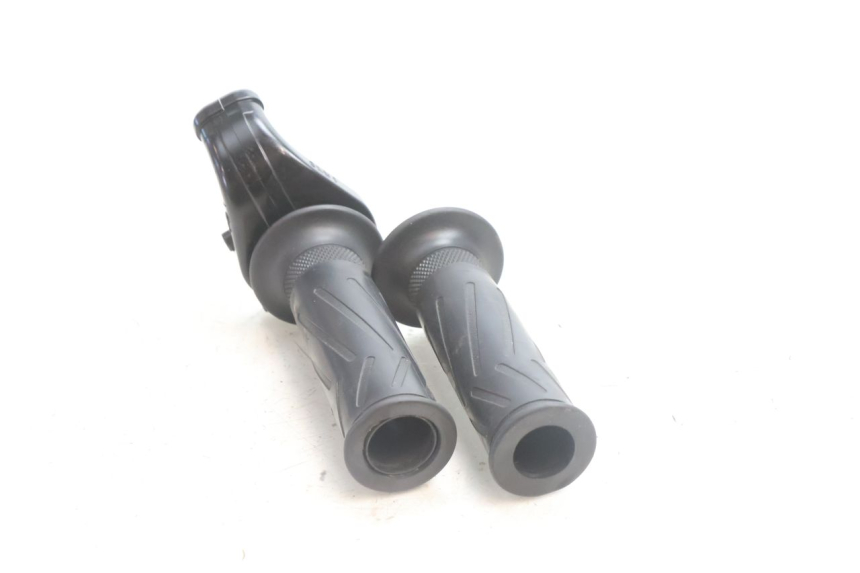 photo de POIGNEE ACCELERATEUR YAMAHA FZ8 800 (2010 - 2016) - Gros plan technique