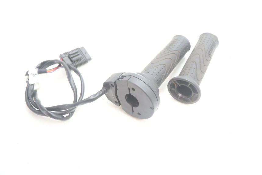photo de POIGNEE ACCELERATEUR PIAGGIO MP3 HPE 530 (2022 - 2026) - Autre angle de vue