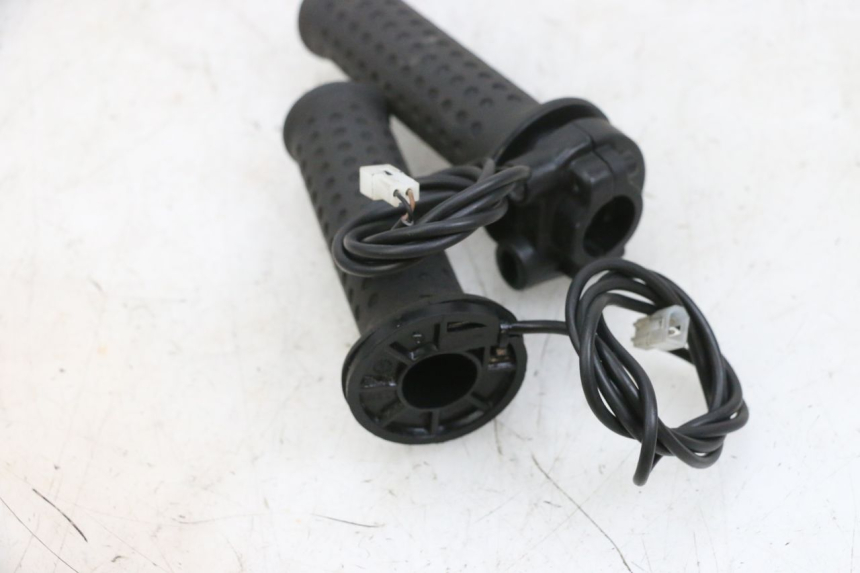 photo de POIGNEE ACCELERATEUR PIAGGIO MP3 500 (2016 - 2018) - Autre angle de vue