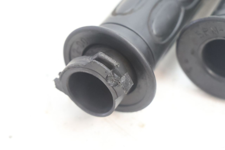photo de POIGNEE ACCELERATEUR YAMAHA NEO'S NEOS 2T 50 (1998 - 2007) - Zoom état d’usage