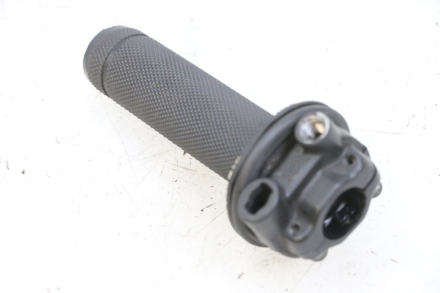 photo de POIGNEE ACCELERATEUR PIAGGIO NEW TYPHOON 50 (2018 - 2021) - Autre angle de vue