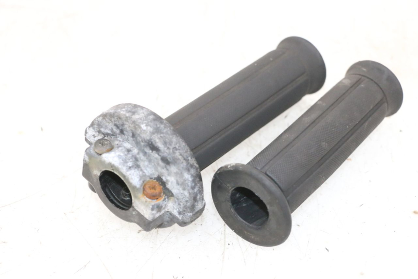 photo de POIGNEE ACCELERATEUR HONDA NSR R 125 (1994 - 2003) - Gros plan technique