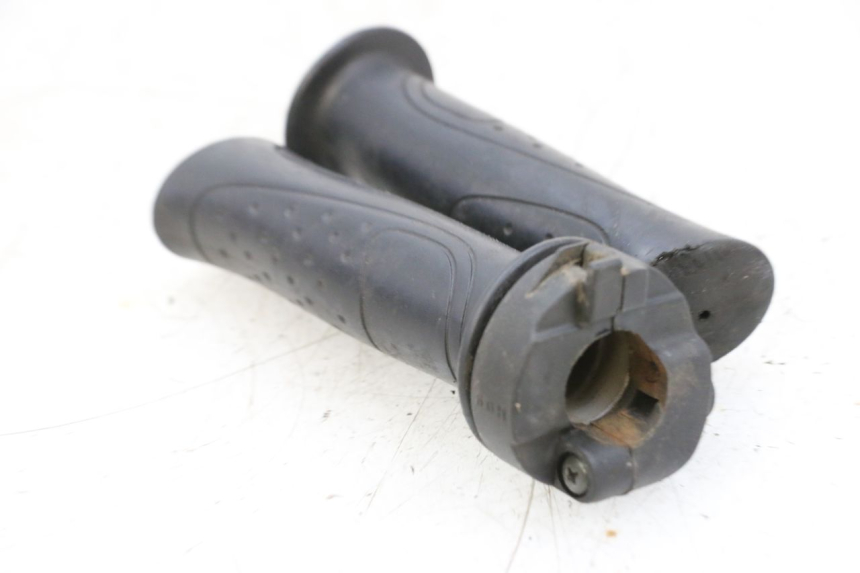 photo de POIGNEE ACCELERATEUR SYM ORBIT 2 50 (2008 - 2014) - Gros plan technique