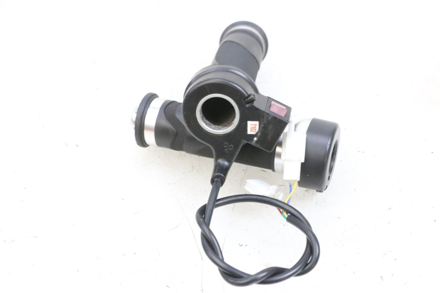 photo de POIGNEE ACCELERATEUR EFUN PUSA 1 - Autre angle de vue