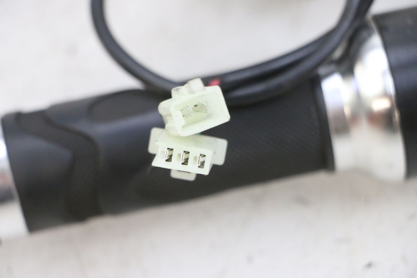 photo de POIGNEE ACCELERATEUR EFUN PUSA 1 - Autre angle de vue