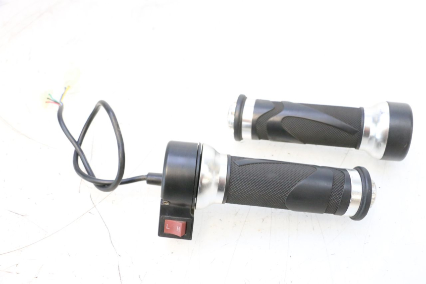 photo de POIGNEE ACCELERATEUR EFUN PUSA 1 - Vue principale
