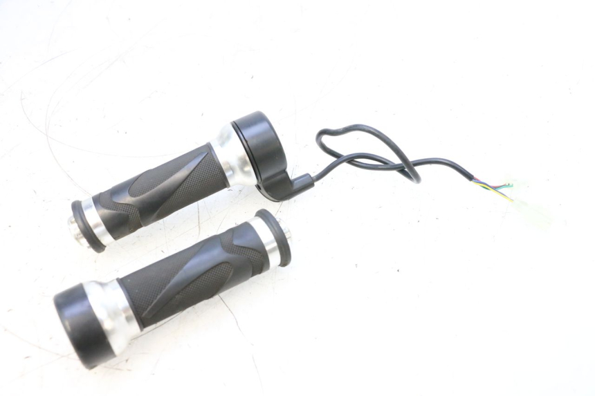 photo de POIGNEE ACCELERATEUR EFUN PUSA 1 - Autre angle de vue