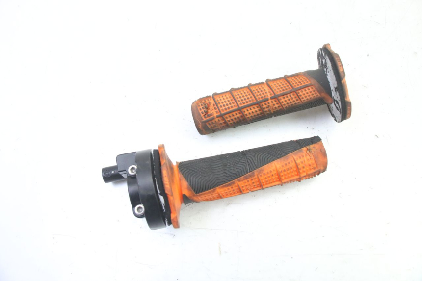 photo de POIGNEE ACCELERATEUR APOLLO RFZ 125