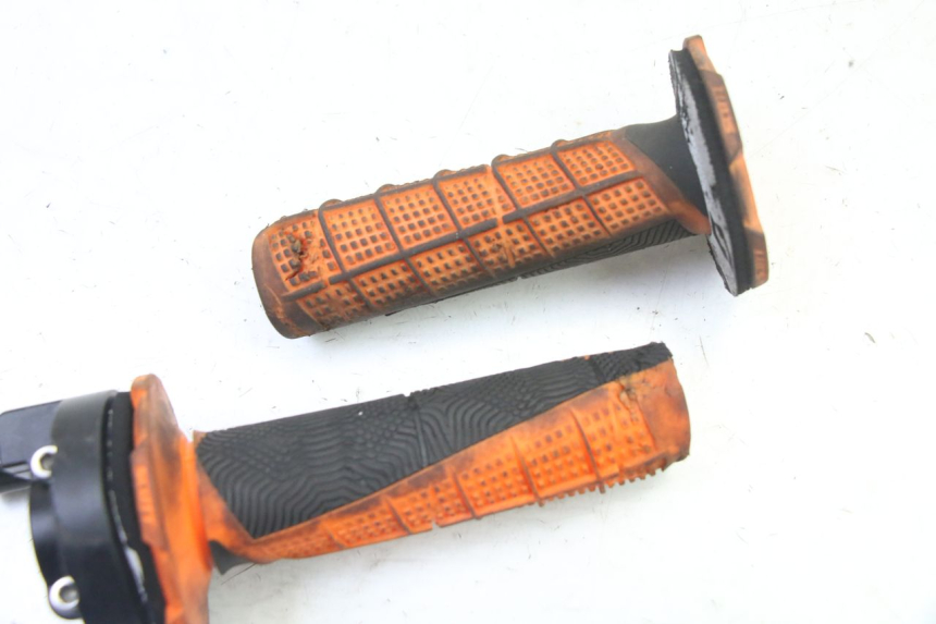 photo de POIGNEE ACCELERATEUR APOLLO RFZ 125