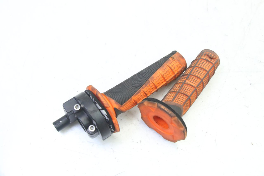 photo de POIGNEE ACCELERATEUR APOLLO RFZ 125