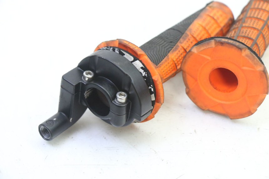 photo de POIGNEE ACCELERATEUR APOLLO RFZ 125