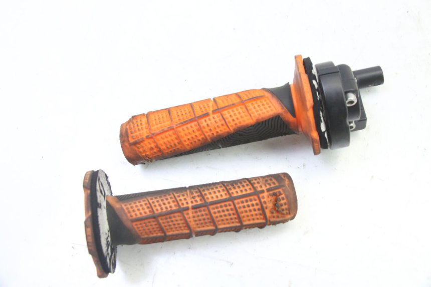 photo de POIGNEE ACCELERATEUR APOLLO RFZ 125