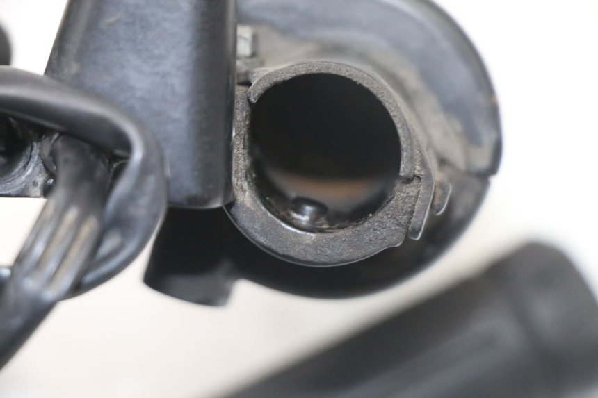 photo de POIGNEE ACCELERATEUR HONDA SCV LEAD 100 (2003 - 2007) - Marquages et références