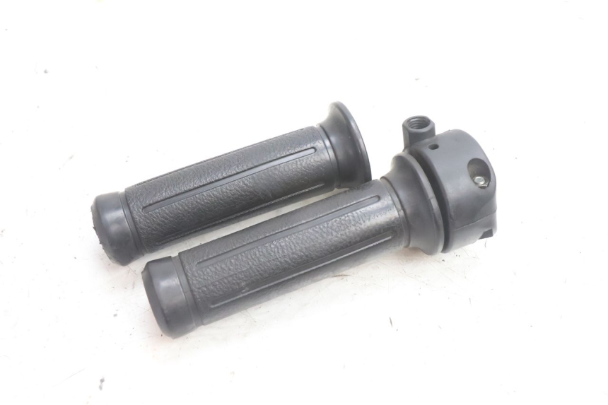 photo de POIGNEE ACCELERATEUR HONDA SH 125 (2001 - 2003) - Gros plan technique