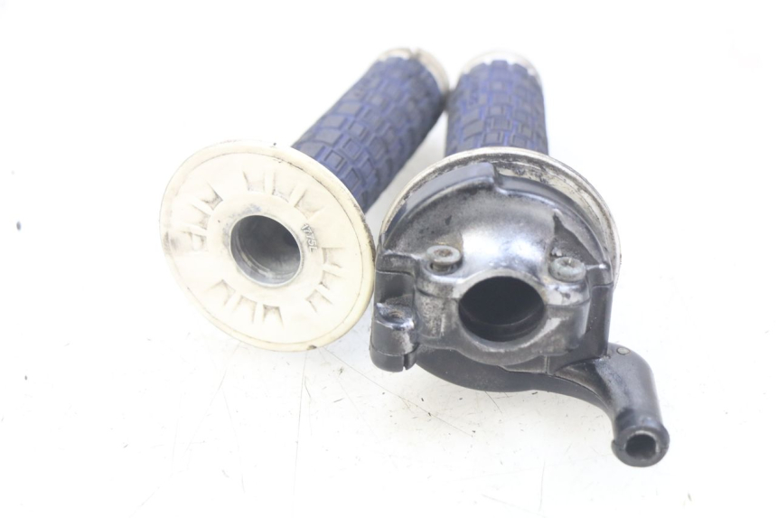 photo de POIGNEE ACCELERATEUR YAMAHA TTR 125 (2000 - 2020) - Gros plan technique