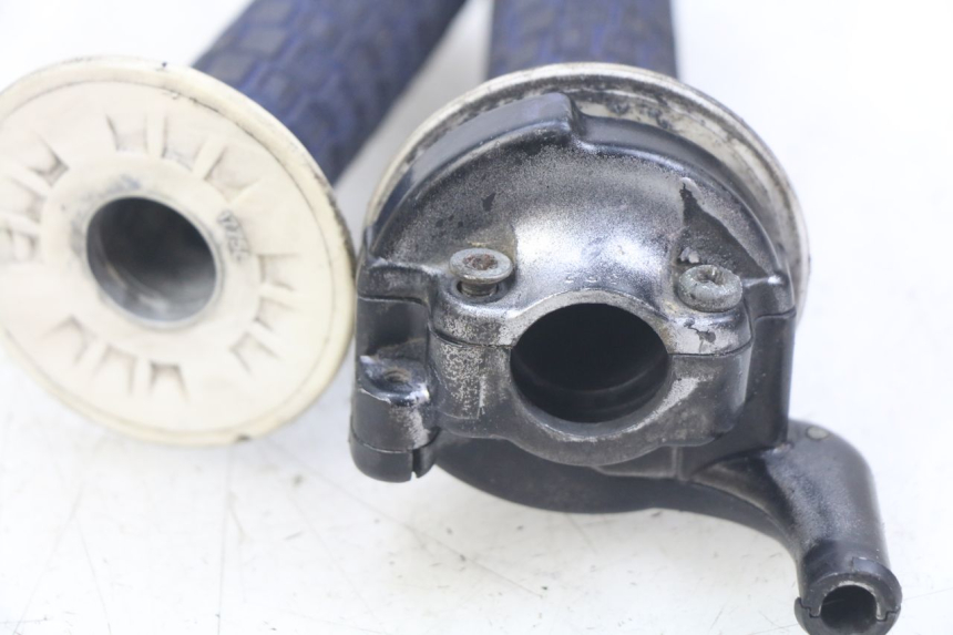 photo de POIGNEE ACCELERATEUR YAMAHA TTR 125 (2000 - 2020) - Vue d’ensemble