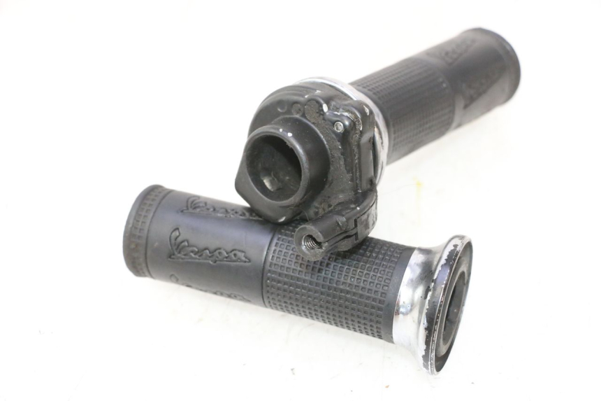 photo de POIGNEE ACCELERATEUR PIAGGIO VESPA LX 2T 50 (2005 - 2013) - Détail de la pièce