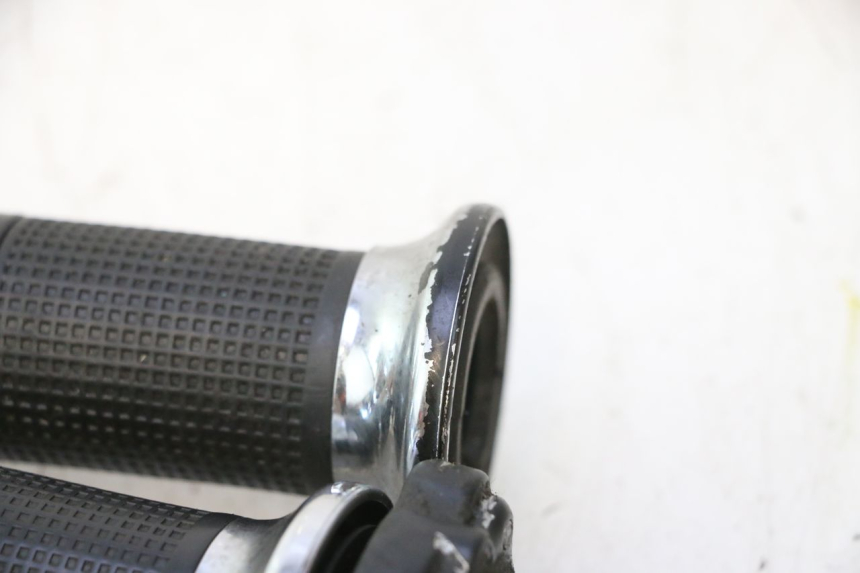 photo de POIGNEE ACCELERATEUR PIAGGIO VESPA LX 2T 50 (2005 - 2013) - Autre angle de vue