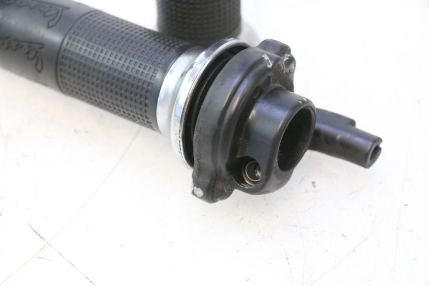photo de POIGNEE ACCELERATEUR PIAGGIO VESPA LX 2T 50 (2005 - 2013) - État de surface